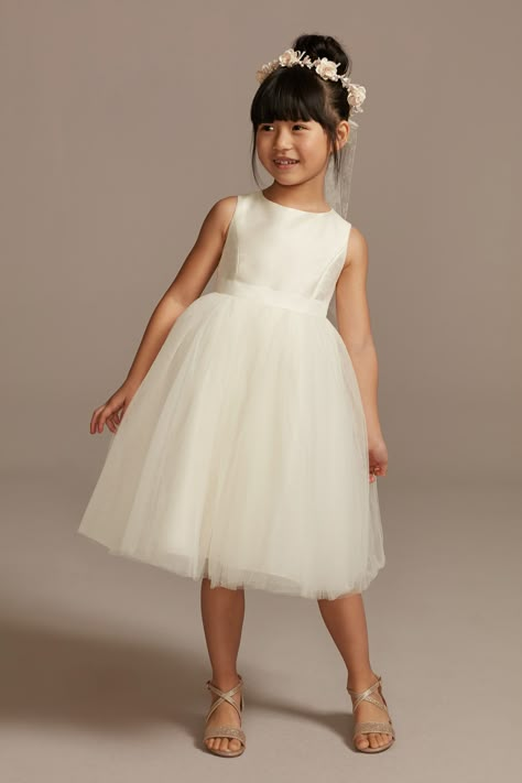 Who said the adults get to have all the fun? Keep reading for precious matching flower girl and wedding dresses to inspire your wedding planning! Modern Flower Girl Dresses, Simple Flower Girl Dresses, Flower Girl Dress Ideas, Girl Dress Ideas, Blush Flower Girl Dresses, Flower Girl Ring Bearer, Girl Ring Bearer, Pink Flower Girl Dresses, Flower Girls Dresses