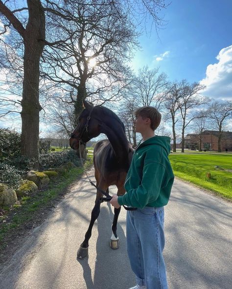 Equestrian Relationship, Horse Boyfriend, Equestrian Couple, Horse Couple, Horse Riding Aesthetic, Horse Lead, Horse Barn Plans, Equestrian Aesthetic, Cute Horse Pictures