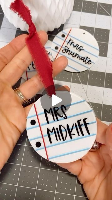 Lucy • SAHM crafter • Etsy Seller on Instagram: "How cute are these personalized teacher ornaments?! 😍📝🎄•
•
•
#lucycreatess #customcreations #shopsmall #vinylcrafts #giftideas #becreative #personalizedgifts #customizedgifts  #supportsmallbusiness #smallbusinesslove #customizedtumblers #momtrepreneur #diyornaments #acrylicornaments #customcreations #christmasornaments #teachergram #teachergifts" Diy Teacher Christmas Gifts, Cricut Ornaments, Teacher Ornaments, Cricut Designs, Diy Cricut, Teacher Christmas Gifts, Teacher Christmas, Gifts For Teachers, Vinyl Crafts