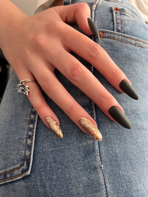 Manicure 2022 idea Prom Nails Acrylic Gold And Black, Nails Idea For Black Dress, Black And Gold Simple Nails, Nails Inspiration Black And Gold, Classy Black And Gold Nails, Black And Golden Nail Art, Graduation Nails Black And Gold, Black And Gold Formal Nails, Black And Gold Nails Prom