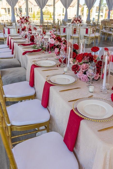 Party Set Up Ideas Layout, Red And Pink Wedding Flowers, Table Setting Romantic, Red Table Decorations, Pink Party Tables, Red Table Settings, Pink Flower Centerpieces, Sacramento Wedding Venues, Pink Table Settings