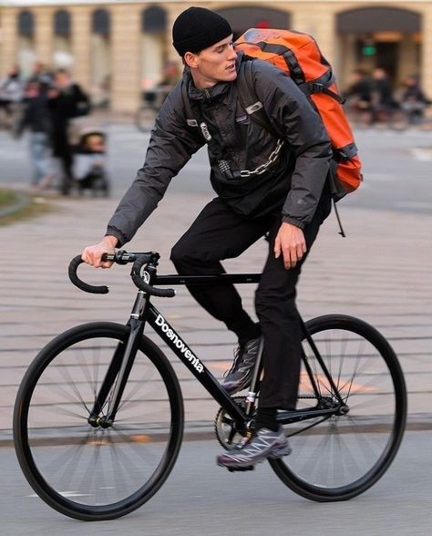 Fixie Outfits Men, Cyclist Outfit Men, Fixie Bike Aesthetic, Cyclist Aesthetic, Bike Outfit Men, Fixie Bike Ideas Style, Urban Cycling Fashion, Bike Commuter Style, Cycling Outfit Men