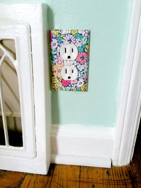 Outlet Painting Ideas Easy, Outlet Cover Painting Ideas, Lightswitch Ideas Painting, Outlet Painting Ideas, Outlet Covers Painting, Painted Outlets, Light Switch Art, Light Switch Covers Diy, Bedroom Crafts