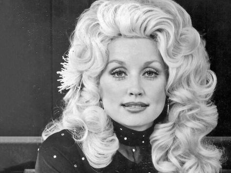 dolly parton - Google Search Louise Fletcher, Dolly Parton Pictures, Cowboy Beans, Celebrity Recipes, Celebrity Prints, Kate Jackson, Harry Potter Actors, Butter Pie, Marilyn Monroe Photos