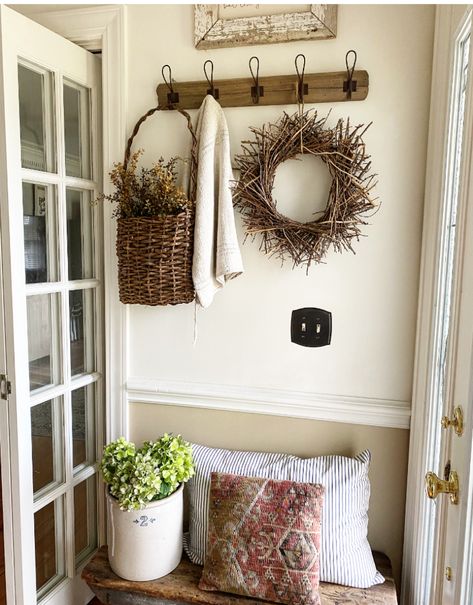 Rustic Interior Decor, Farmhouse Foyer, Farmhouse Entry, Peg Rack, Fall Home Tour, Best Modern House Design, Primitive Farmhouse, Home Entrance Decor, Farmhouse Decor Living Room