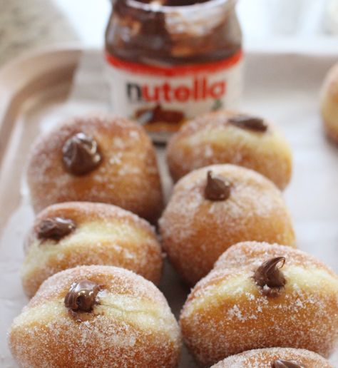 Nutella Stuffed Donuts! Mini Nutella Bomboloni Recipe Nutella Stuffed Donuts Recipe, Stuffed Donuts Recipe, Nutella Bomboloni, Bomboloni Recipe, Donut Delight, Nutella Donuts, Italian Donuts, Italian Baking, Nutella Recipes Easy