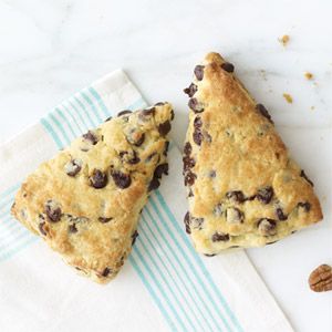 Sour Cream-Chocolate Chip Scones: My parents don't know what exactly scones are, but they like them. Pretty easy recipe. Use really cold butter (I put mine in the freezer for a while before incorporating it). Sour Cream Scones, Rodjendanske Torte, Chocolate Chip Scones, Kid Friendly Breakfasts, Cookies Cupcake, Kids Breakfast, Breakfast Goodies, Cream Scones, Blueberry Scones