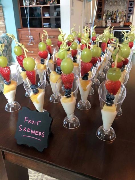 Fruit Buffet, Dinner Party Appetizers, Kid Friendly Dessert, Fruit Platter Designs, Cocktail Party Food, Fruit Skewers, Party Food Buffet, Dessert Aux Fruits, Party Food Platters