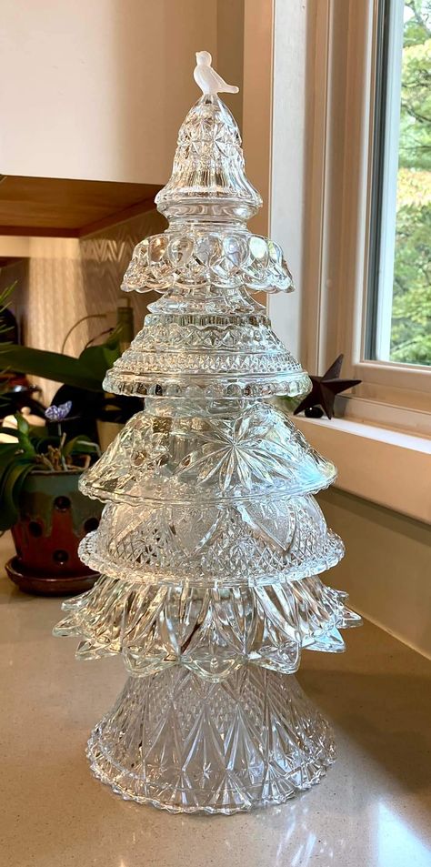 Floral Christmas Tree, Pretty Christmas Decorations, Crystal Christmas Tree, Crystal Christmas, Alternative Christmas Tree, Creative Christmas Trees, Handmade Christmas Crafts, Christmas Tree Decorations Diy, Country Christmas Decorations