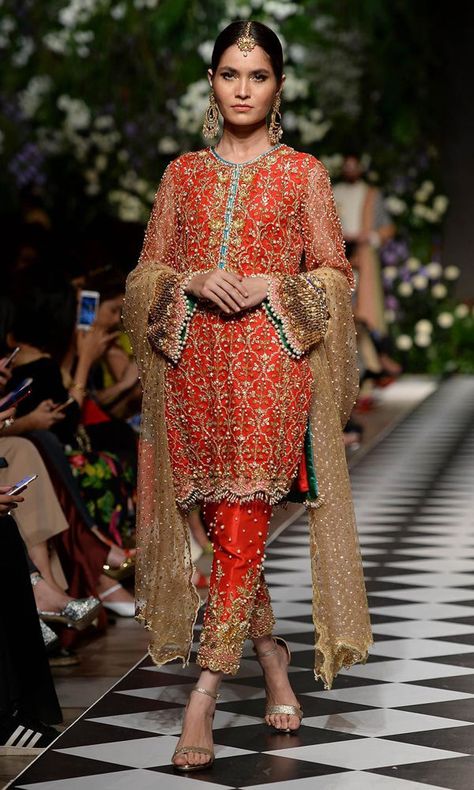 Mehendi Suits, Rich Costume, Embellished Suit, Bride And Son, Baat Pakki, Handwork Lehenga, Famous Fashion Designer, Best Runway Looks, Manpreet Kaur