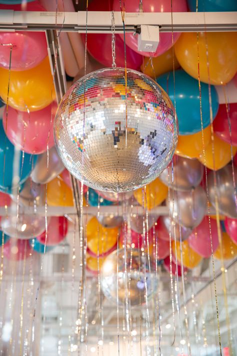 Disco Ball And Balloons, Summer Disco Party, Disco Ball Sweet 16, 30th Birthday Theme Ideas, Colorful Disco Party, Disco Kids Party, 30th Decorations, Disco Party Table, Disco Pool Party