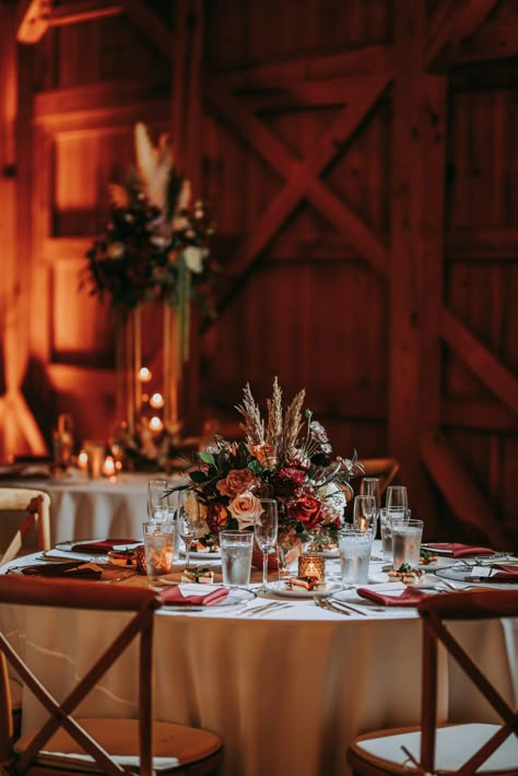 Elegant Farmhouse Wedding Decor, Round Table Centerpieces Wedding, Wedding Tablescapes Round, Fall Wedding Tablescapes, Rustic Barn Wedding Reception, Round Table Settings, Round Table Centerpieces, Rustic Fall Centerpieces, Fall Wedding Table Decor