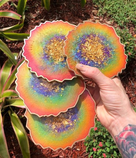 Rainbow Resin Coasters, Rainbow Geode, Rainbow Coasters, Hot Glue Art, Geode Coasters, Resin Trays, Coasters Resin, Pink Tray, Glue Art