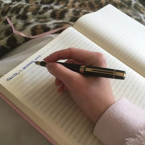 Journal Aesthetic Writing, Studious Aesthetic, Arms Aesthetic, 50s Couple, Elena Gilbert Aesthetic, Gilbert Aesthetic, Aesthetic Writing, Derry Girls, Morning Pages