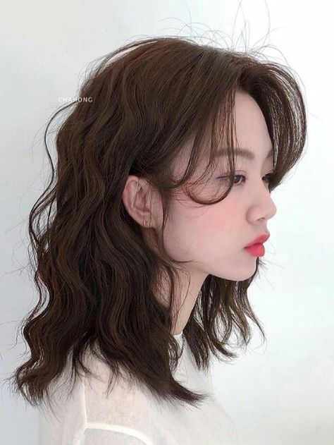 Korean Wavy Hair, Lavender Grey Hair, Short Permed Hair, Hair Perm, Peekaboo Hair, Hair Curling Tips, Hair Inspiration Long, Hair Inspiration Short, Haircuts For Wavy Hair