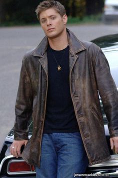 15 Reasons Dean Winchester From "Supernatural" Is The Perfect Man >>> this is the gayest image I've ever seen Trenchcoat Style, Dean Winchester Supernatural, Urban Jacket, Brown Leather Coat, Distressed Leather Jacket, Supernatural Dean Winchester, Winchester Supernatural, Supernatural Dean, Real Leather Jacket