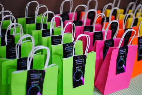 Neon Goodie Bag Ideas, Lumo Party Ideas, Lumo Party, Neon Party Ideas, Dark Birthday Party, Neon Pool Parties, Glow In The Dark Birthday, Uv Party, Dark Birthday