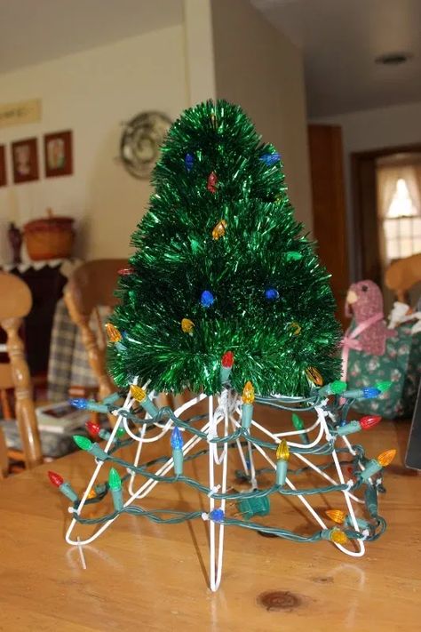 How to make an adorable recycled hanger Christmas tree – Recycled Crafts Diy Clothes Hanger, Hanger Christmas Tree, Diy Clothes Hangers, Mother Christmas, Hanger Crafts, Holiday Crafts Diy, Christmas Tree Crafts, Clothes Hangers, Holiday Crafts Christmas