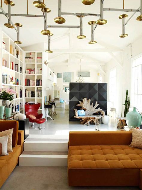 Stunning Parisian Loft Belonging to a Fashion Designer – Fubiz Media Parisian Loft, Modern Parisian, Paris Interiors, Paris Apartments, Eclectic Interior, Living Room Seating, Home Fashion, Diane Von Furstenberg, Interior Spaces