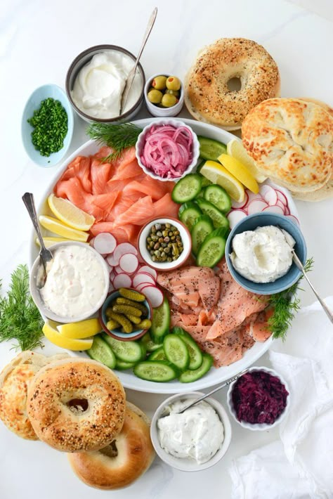 Bagel and Lox Brunch Spread Bagel Spread Brunch, Locs And Bagels, Bagel And Lox Board, Lunch Brunch Food, Bagel Platter Ideas, Lox Bagel Board, Bagels And Lox Platter, Brunch Spread Table, Brunch Spread Ideas