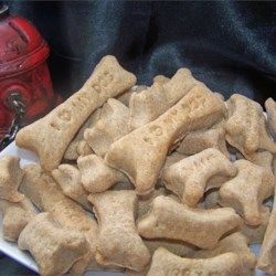 Bacon-Flavored Dog Biscuits Bacon Treats, Doggie Birthday, Homemade Dog Cookies, Puppy Obedience Training, Dog Biscuit Recipes, Positive Dog Training, Easiest Dogs To Train, Basic Dog Training, House Training Dogs