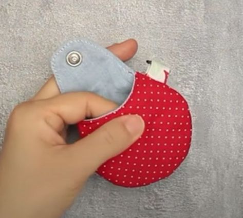 Sewing Tutorials For Beginners, Easy Sewing Tutorials, Round Pouch, Earphones Holder, Pouch Diy, Pouch Sewing, Ann Marie, Pouch Pattern, Fathers Day Crafts