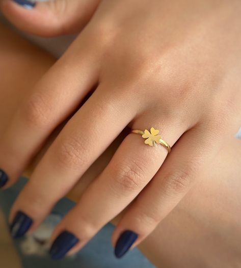 Simple Gold Rings Everyday, Simple Rings Everyday, Simplistic Jewelry, Simple Gold Ring, Couple Ring Design, Botanical Ring, Unique Gold Rings, Schmuck Gold, Gold Finger Rings