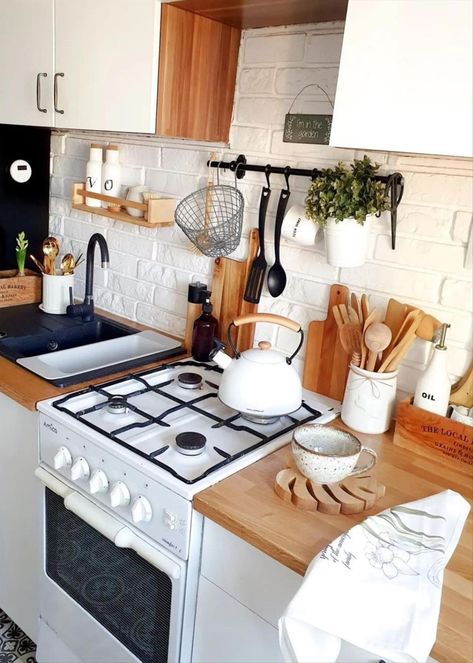 Kitchen Boho Ideas, Farmhouse Coastal Kitchen, Laundry Room Big, Scandinavian Room Decor, Bohemian Kitchen Decor, Culinary Kitchen, Coastal Kitchen Decor, Quirky Kitchen, Kitchen Set Up