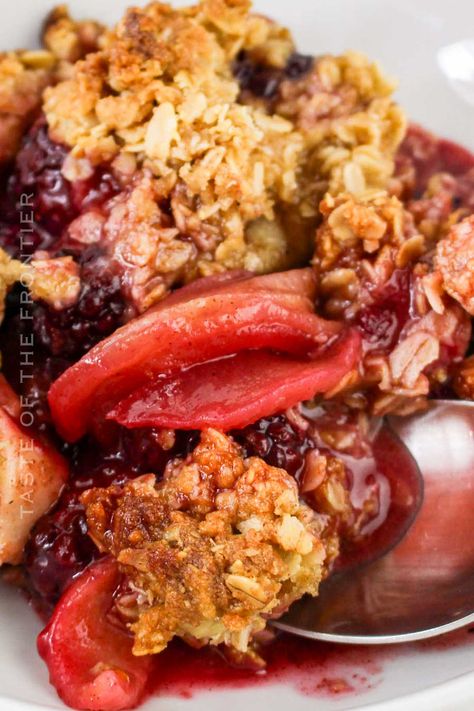 Warm and comforting, this Apple Blackberry Crumble combines tart apples and juicy blackberries with a buttery crumble topping. Blackberry Apple Pie, Apple Blackberry Crumble, Blackberry Crumble Pie, Breakfast Donuts, Blackberry Crumble, Diy Dish, Fruit Crumble, Pie Crumble, Grilled Fruit