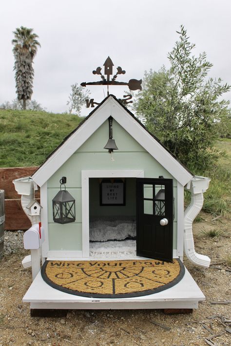 Cottagecore Dog House, Dog Outside House, Dog House Shed Ideas, Dog House Colors Ideas, Painted Dog House, Cute Dog Houses Outdoor, Dog House Painting Ideas, Aesthetic Dog House, Dog Houses Outdoor