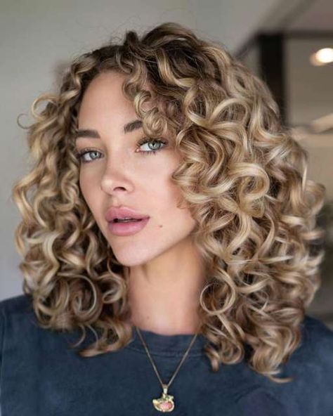 Curly Shag Haircut, Shoulder Length Curly Hair, Curly Lob, Dark Curly Hair, Curly Haircut, Natural Curly Hair Cuts, Layered Curly Hair, Hairstyles Aesthetic, Blonde Curly Hair