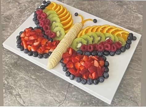 Butterfly Fruit Platter, Charcuterie Fruit, Butterfly Snacks, Stall Decorations, Spring Snacks, Holiday Fruit, Food Plating Techniques, Thanksgiving Snacks, Fruit Platter Designs