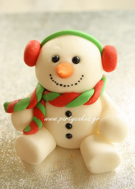 Awww, what a delightfully darling little fondant snowman.  He would work great with fimo clay also. Fondant Snowman, Clay Snowman, Snowman Cake, Cake Diy, Christmas Cake Topper, Cupcakes Decorados, Fondant Animals, Christmas Cake Decorations, Xmas Cake