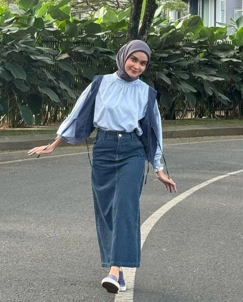 Rok Jeans Hijab Ootd, Jeans Skirt Outfit Hijab, Ootd Rok Jeans Hijab, Outfit Ngampus Hijab, Outfit Hijab Casual Rok, Ootd Rok Jeans, Mix And Match Outfits Hijab, Outfit Rok, Kulot Pants Outfit