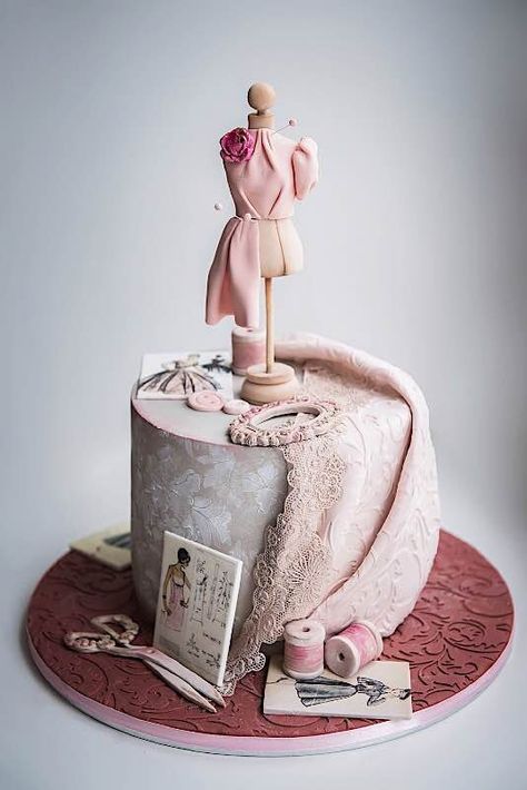 Fashionista Cake, Sewing Machine Cake, Sewing Cake, Mousse Au Chocolat Torte, Couture Cakes, Fashion Cakes, Novelty Cakes, Cake Designs Birthday, Fancy Cakes