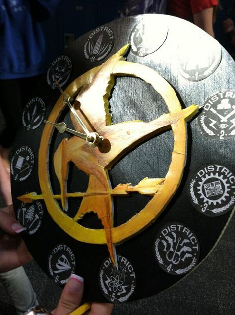 Hunger Games Door Decorations, Hunger Games Project Ideas, Hunger Games Themed Bedroom, Hunger Games Room Ideas, Hunger Games Bedroom Ideas, Hunger Games Bedroom, Hunger Games Gifts Ideas, Hunger Games Room Decor, Hunger Games Zodiac