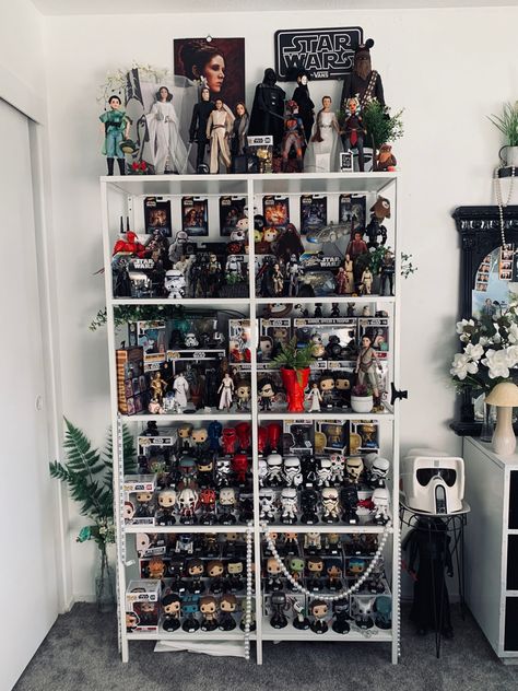 Star Wars Aesthetic Decor, Star Wars Black Series Display, Star Wars Funko Pop Display, Funko Collection Display, Star Wars Aesthetic Room, Bookcase Display Ideas, Nerdy Room Aesthetic, Star Wars Room Aesthetic, Pin Collection Display Ideas