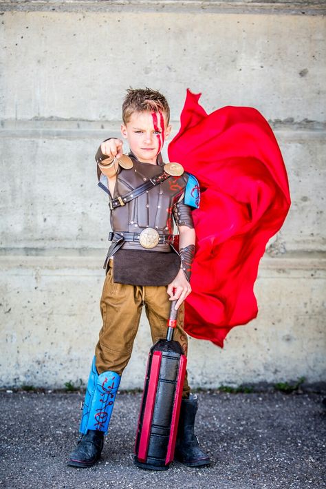 Kid Thor..from Thor Ragnarok...a total clone!! Thor cosplay Made by @alicenaurora and @carrickscosplay .cosplayers #thorragnarok #thor #hela #kids #kidscosplay #costume Costumes made by mother & step dad, pm for details or follow ... our Cosplay sisters @alicenaurora Instagram account for How to tips and more ideas Diy Thor Costume, Kids Thor Costume, Thor Halloween Costume, Thor Ragnarok Costume, Thor Hela, Thor Halloween, Mythology Costumes, Thor Costume, Kid Costume