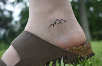 Tattoo Mountain, Mountains Tattoo, Diy Tattoo Permanent, 16 Tattoo, Petit Tattoo, Tattoo Trend, Tattoo Simple, Geniale Tattoos, Mountain Tattoo