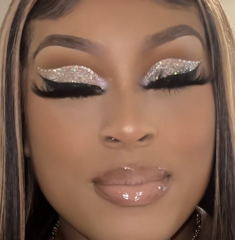 Silver Prom Makeup Looks, Winter Dance Makeup, Silver Makeup Ideas, Silver Glam Makeup, Silver Glitter Makeup, Occasion Makeup, Birthday Makeup Looks, Silver Eye Makeup, Gold Makeup Looks