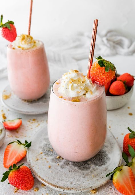 This strawberry cheesecake smoothie is thick, creamy and requires only 5 simple ingredients. It tastes like dessert but is loaded with healthy ingredients and over 20 grams of protein! Strawberry Cheesecake Smoothie, Cottage Cheese Smoothie, Peanut Butter Bark, Almond Milk Cheese, 20 Grams Of Protein, Blueberry Cheesecake Bars, Cheesecake Smoothie, Frozen Yogurt Bark, Easy Breakfast Options