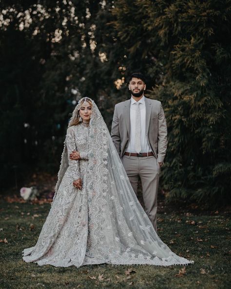 Walima Dresses Pakistani Brides, Walima Dresses Pakistani, Pakistani Bridal Lehenga, Asian Bridal Wear, Designer Dresses Elegant, Bride Photos Poses, India Wedding, Walima Dress, Bride And Groom Outfits