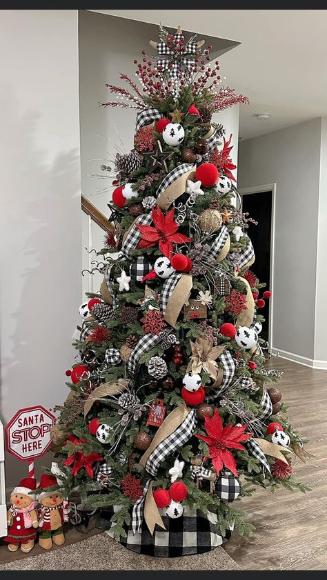 Christmas Tree Decorations Ribbon, White Christmas Tree Decorations, Buffalo Plaid Christmas Tree, Plaid Christmas Decor, Christmas Tree Decorating Themes, Cozy Christmas Decor, Creative Christmas Trees, Christmas Tree Decorations Diy, Beautiful Christmas Decorations