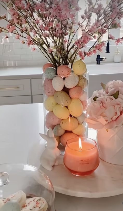 Easter Dinning Room Table, Easter Window Boxes Ideas, Spring Indoor Decor, Easter Bathroom Decor Ideas, Easter Buffet Decor, Spring And Easter Decorating Ideas, Easter Bathroom Decor, Spring Interior Decor, Easter Porch Decor Outdoor