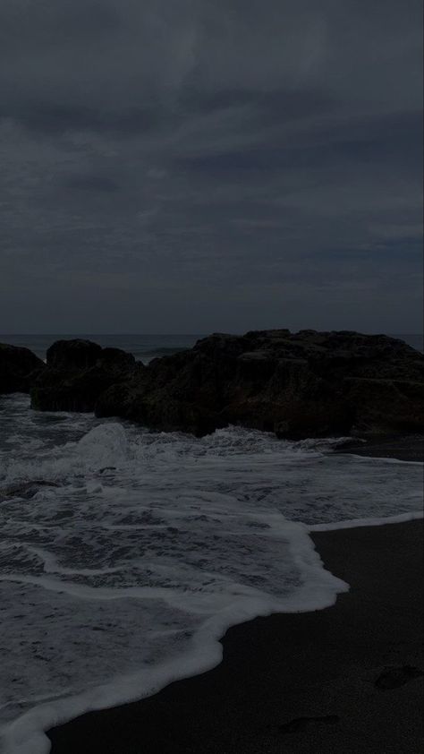 Aesthetic Rain, Dark Beach, Vintage Foto, Dark Black Wallpaper, Dark Landscape, Black Phone Wallpaper, Simple Phone Wallpapers, Dark Phone Wallpapers, Beach Wallpaper