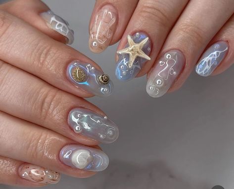 Nail Ideas Mermaid, Beach Shell Nails, Ocean Vibe Nails, Summer Nails 3d Designs, Beach Chrome Nails, Sea Shell Nails, Jellyfish Nails, Seashell Nail Art, Hard Gel Overlay