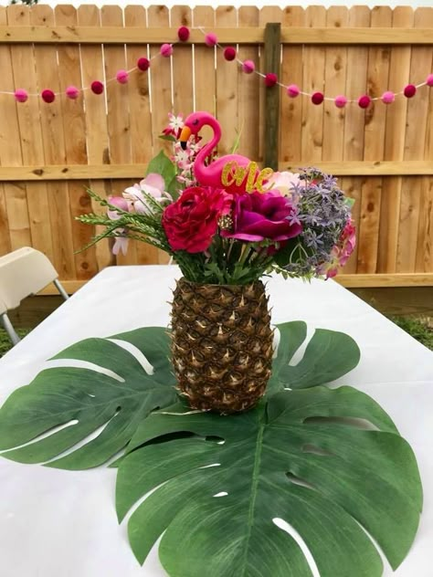 Hawaii Centerpieces Party Ideas, Tropical Birthday Table Decor, Tropical Pineapple Birthday Party, Hawai Decoracion Party, Pinapple Party Centerpieces, Aloha Party Theme, Luau Party Center Piece Ideas, Hawaiian 30th Birthday Party, Tropical Party Ideas For Adults