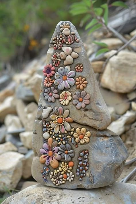 Beach Rocks Crafts, River Stones Crafts, River Rock Crafts, Rock Crafts Diy, Polished Rocks, Rock Projects, Mosaic Rocks, Rock Designs, Nature Projects