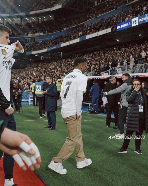 Madrid Jersey Outfit, Real Madrid Jersey Outfit, Soccer Jersey Outfit, Streetwear Wallpaper, Madrid Outfits, Real Madrid Jersey, Famous Football Players, Soccer Wallpapers, Football Outfit