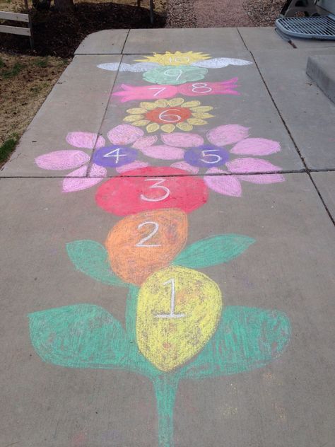 Hopscotch with a creative twist :-) Creative Hopscotch Ideas, Hopscotch Ideas, Easy Chalk Art, Chalk Art Ideas, Chalk Activities, Fun Chalk Art, Chalk Ideas, Sidewalk Chalk Art, Sidewalk Art